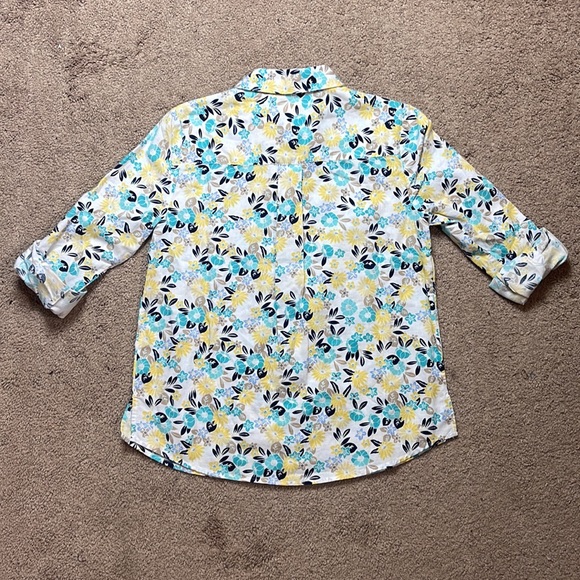 Charter Club woman’s floral button up top. Two front pockets.  Sleeves roll up. - Picture 12 of 13